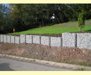 Stützmauer aus Steinkörben an Straße zur Hangsicherung