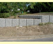 Stützmauer aus Steinkörben terrassenförmig angelegt