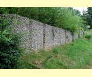 Stützmauer aus Steinkörben zur Hangsicherung