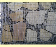 Gabionen Füllmaterial Muschelkalkschotter - zwanglos aufgelockert mit Granit-Polygonal-Platten