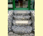 Stufen bei Eingangsbereich aus Gabionen mit Tritt aus Granit