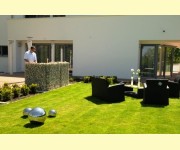 Steinkörbe zum Grill konstruiert harmonisch perfekt in Garten eingefügt