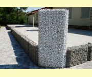 Terrasse - hergestellt durch Stützmauer aus Gabionen