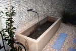 Sichtschutz aus Steinkörben eingepasst mit Badewanne