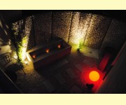 Wellnessbad mit Sichtschutz aus Gabionen - stilvoll ausgeleuchtet