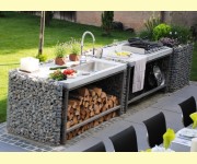 Outdoor-Küche aus Steinkörben mit eingepassten Arbeitsplatten